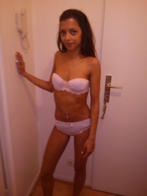 Aby escort girl à Valenciennes, 59
